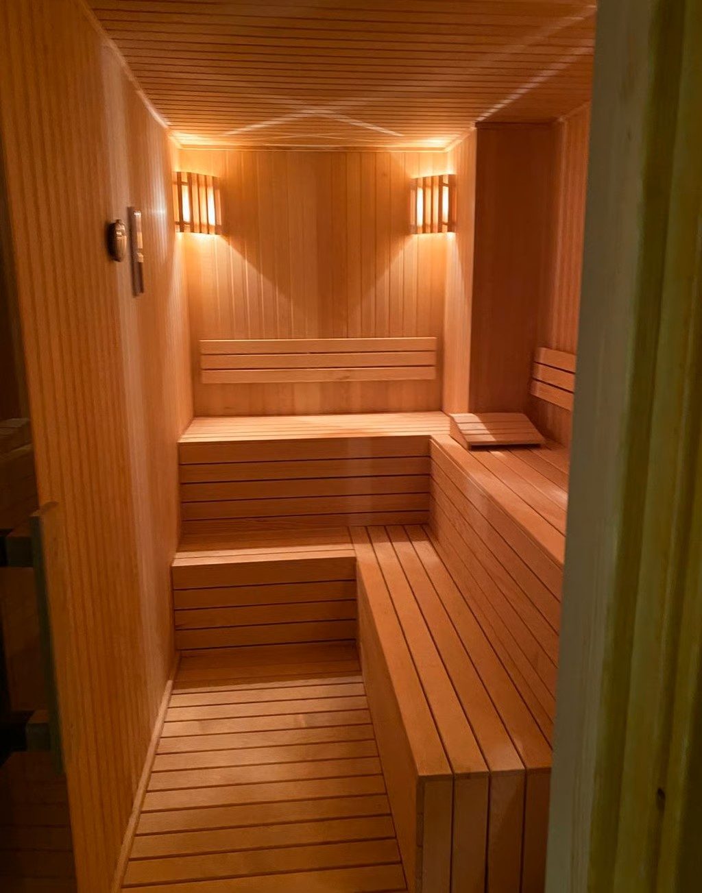 Houten thuissauna met banken en sfeerverlichting