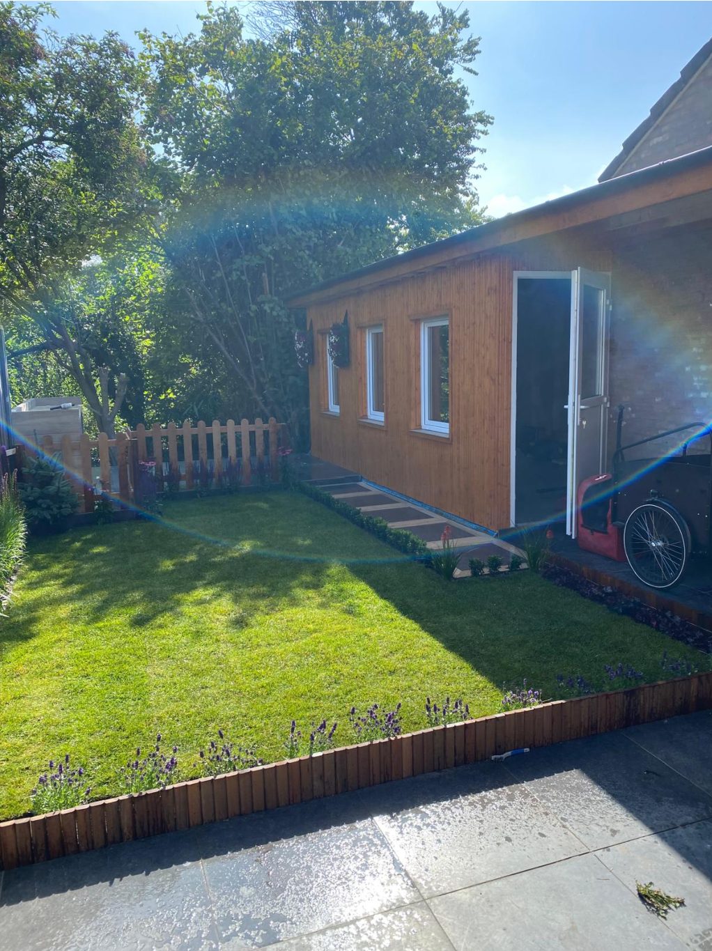Houten aanbouw met tuin en terras