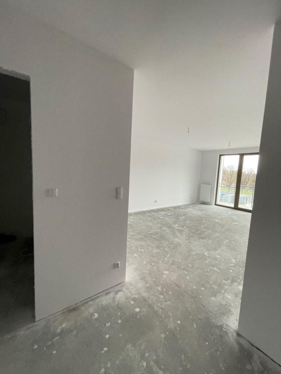 Strak gestucte wanden en plafond in een ruimte in afwerking