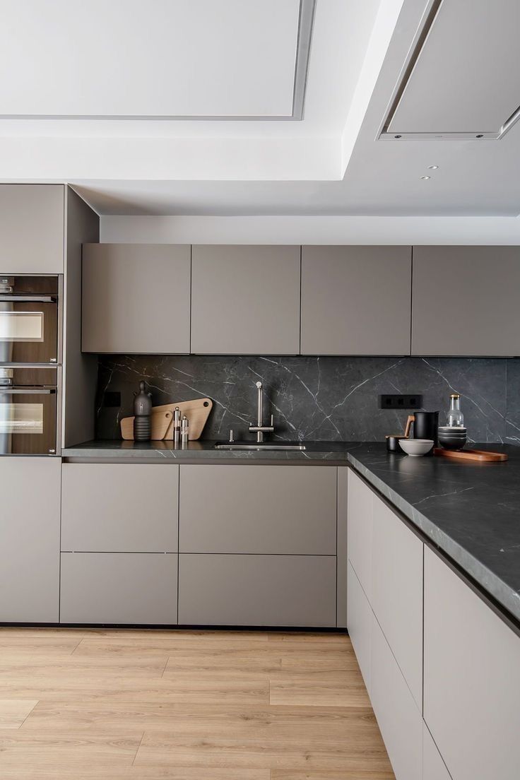 Greeploze keuken met donker marmeren werkblad en spatwand