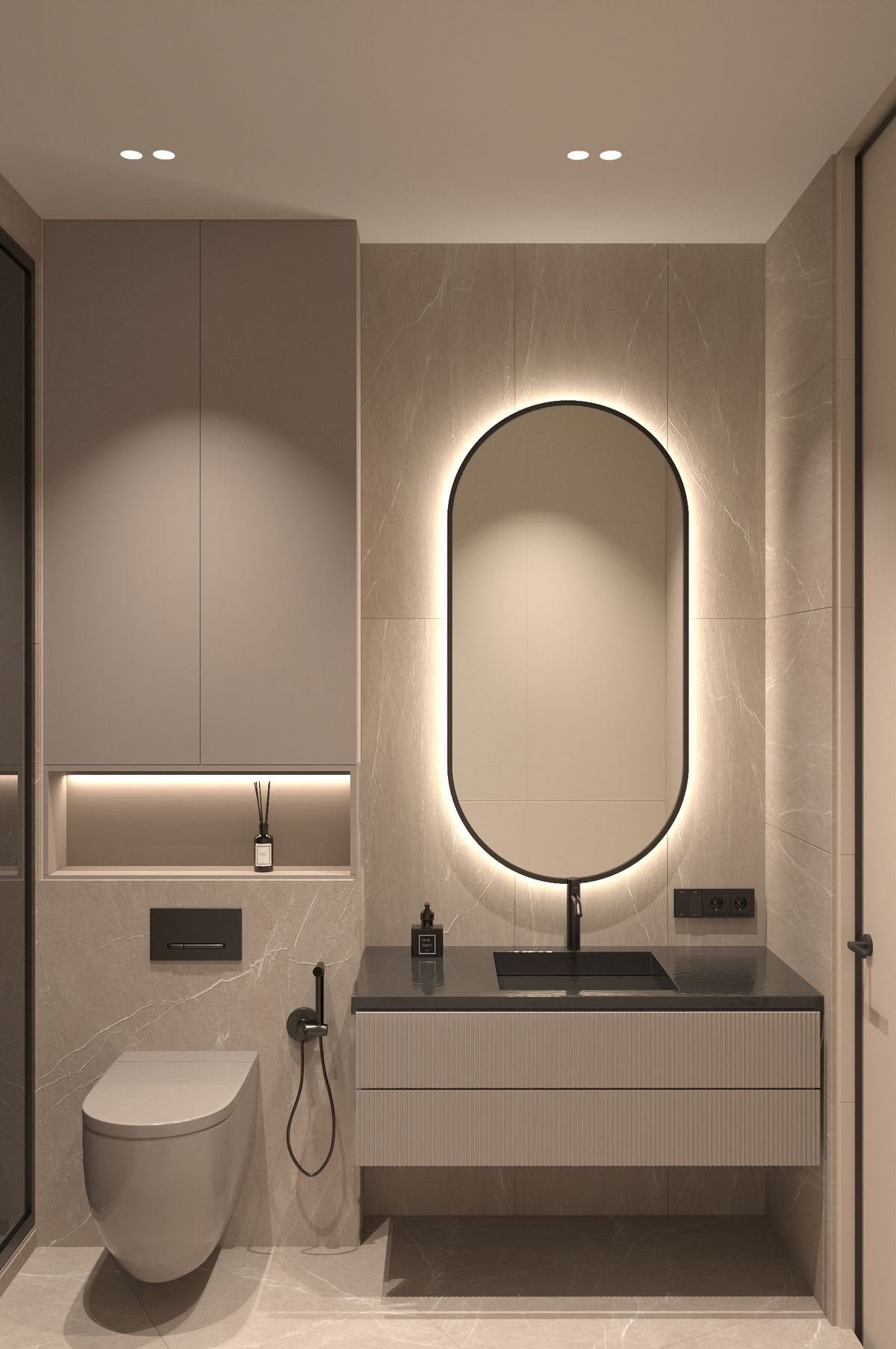 Luxe badkamer met marmerlook tegels, verlichte ovale spiegel en zwart sanitair