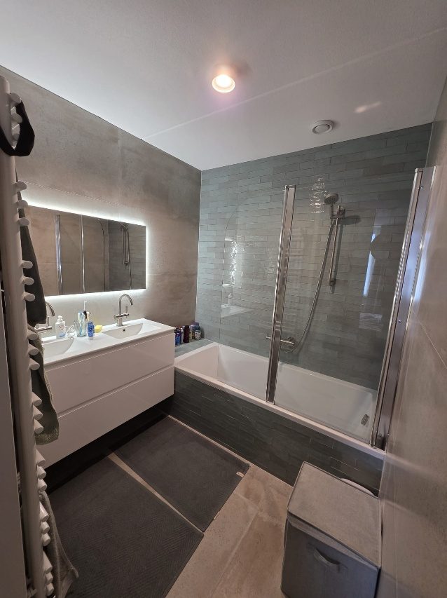 Badkamer met dubbele wastafel en ligbad