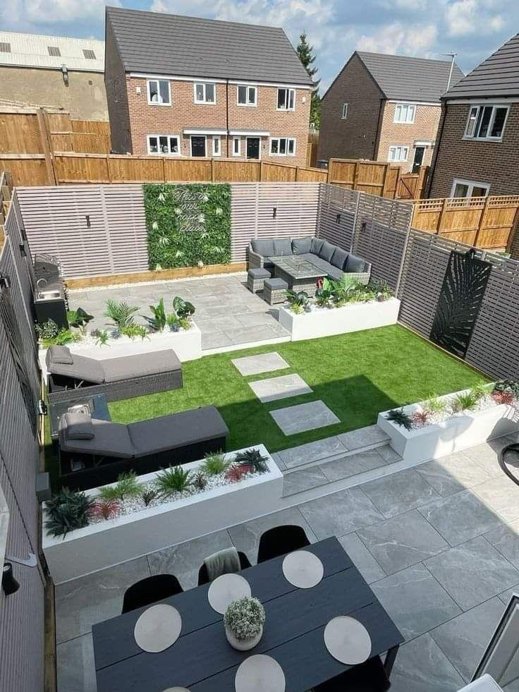Moderne achtertuin met terras, gazon, plantenbakken en loungehoek