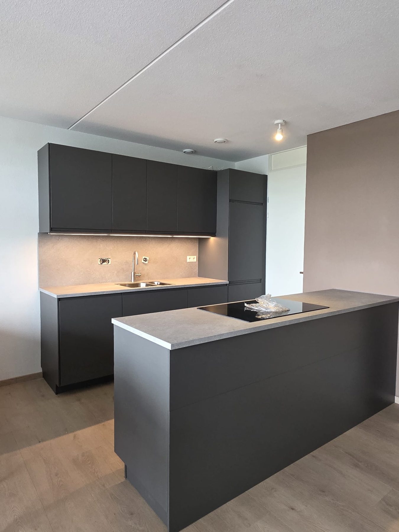 Moderne donkergrijze keuken met keukeneiland